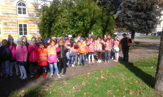 Děti před divadlem 2